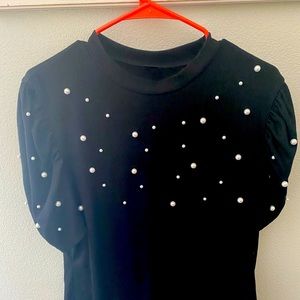 Black and t-shirt with pearls